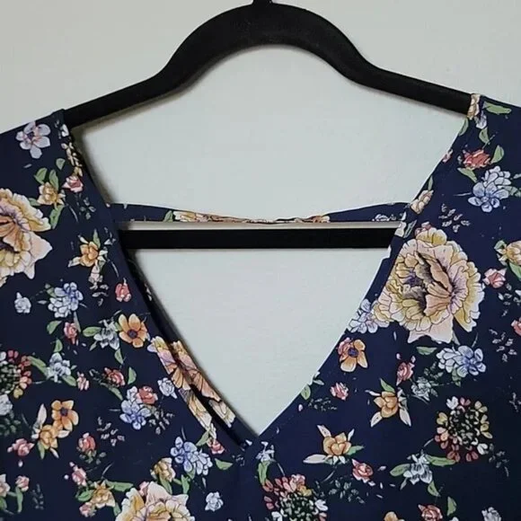 HALOGEN Navy with Floral Print Double V-Neck Top with Cap Sleeves: Size: S - Picture 10 of 13
